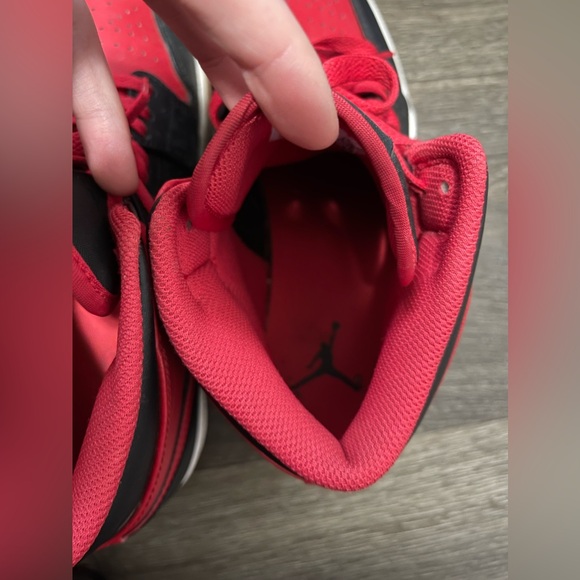 Boys size 8 Jordan 1 Mid Alternate Bred (2022) - Picture 2 of 4